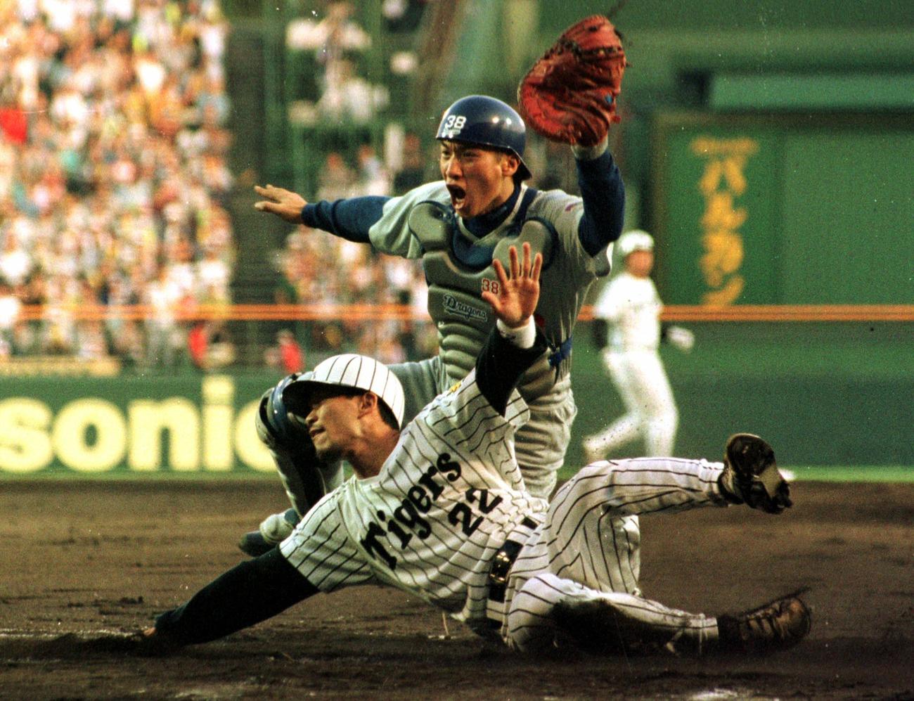 阪神対中日　本塁でアウトになる関川浩一（手前　阪神）。捕手は矢野輝弘（1997年5月28日撮影）