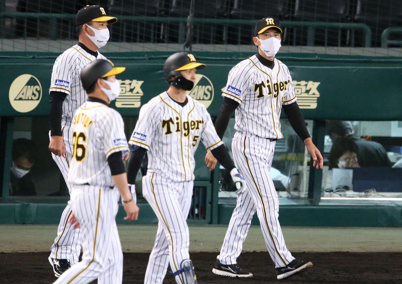 阪神対中日　阪神矢野監督（右）は引き分けに終わり整列のためにグラウンドへ向かう（撮影・上山淳一）
