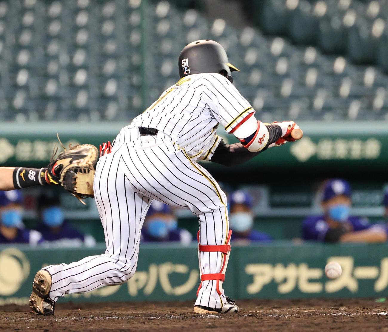 阪神対中日　9回裏阪神無死二塁、中野のバントは捕手前で二塁走者植田が三塁アウトとなる（撮影・清水貴仁）