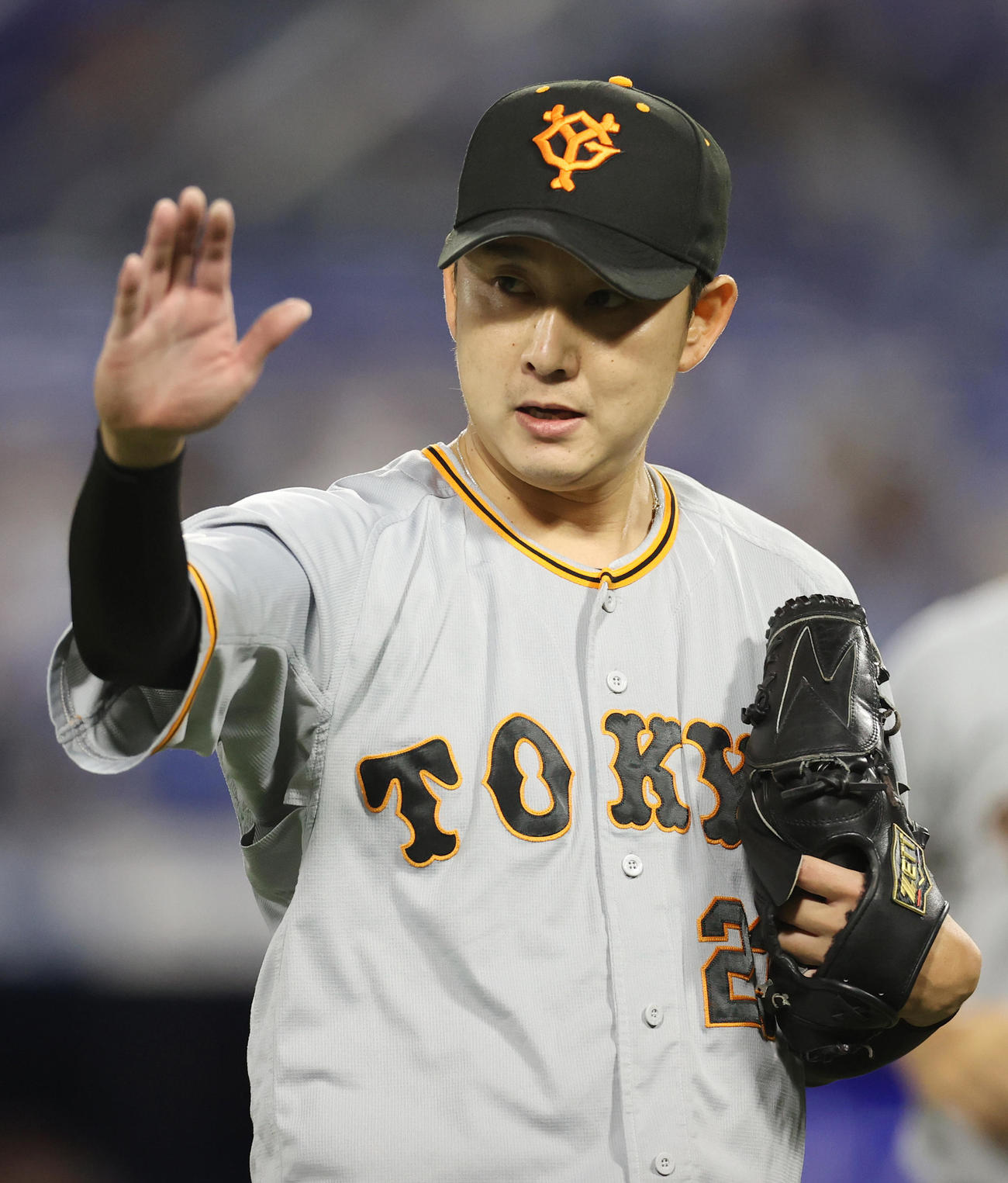 DeNA対巨人　7回裏を抑え、チームメートの声援に応える野上（撮影・狩俣裕三）