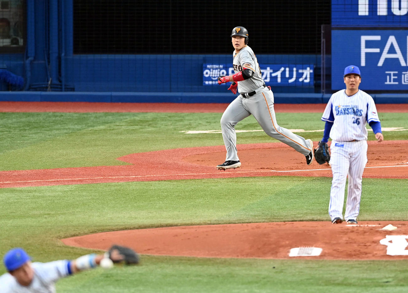 DeNA対巨人　1回表巨人1死一、二塁、先制の中前適時打を放つ岡本和。投手浜口（撮影・たえ見朱実）