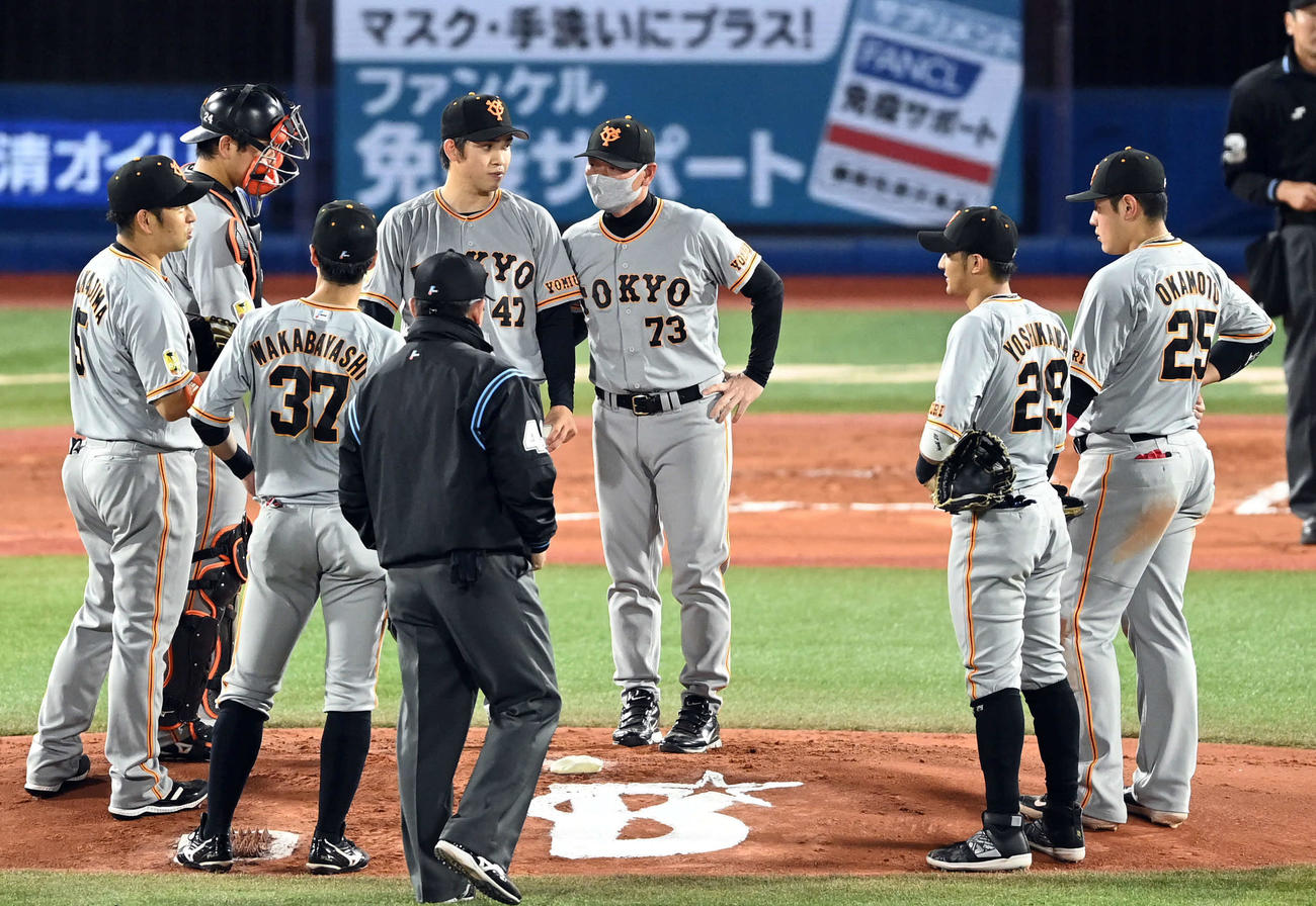 DeNA対巨人　6回裏DeNA無死一塁、タイラー・オースティンに四球を与え桑田投手コーチチーフ補佐に指示を受ける高橋（撮影・たえ見朱実）