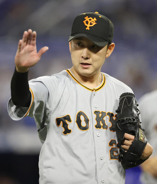 DeNA対巨人 7回裏を抑え、チームメートの声援に応える野上(撮影・狩俣裕三)