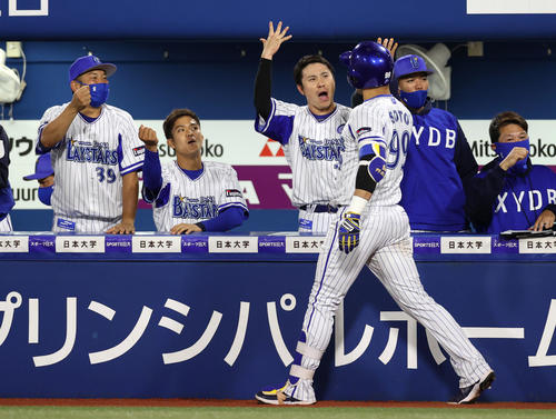 DeNA対巨人 8回裏DeNA2死一塁、2点本塁打を放ったソト(手前)を迎える佐野(中央)らDeNAベンチ(撮影・狩俣裕三)