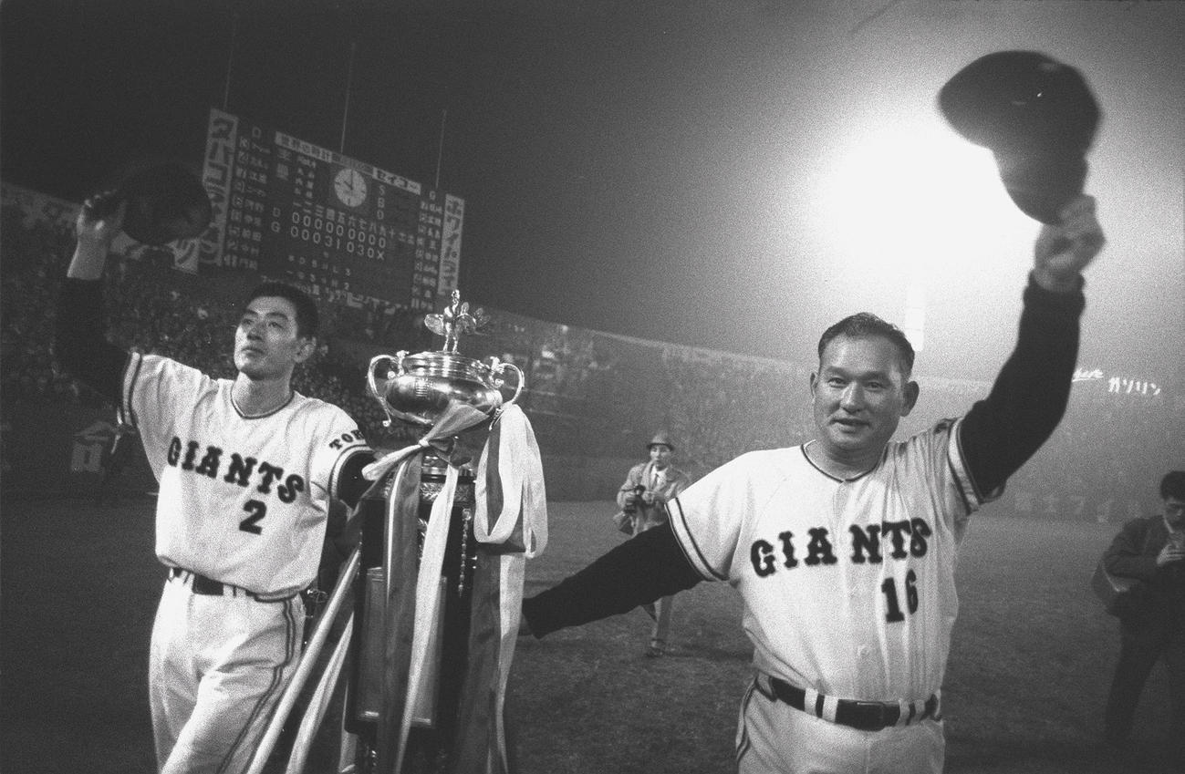 セ・リーグ優勝表彰を終え、トロフィーを引いて場内を1周する川上監督（右）と広岡