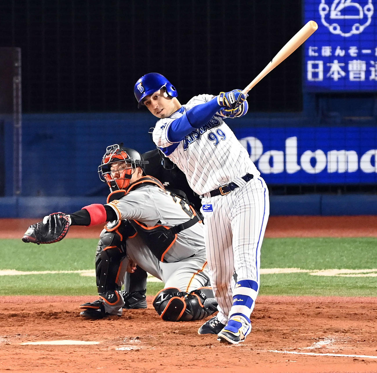 DeNA対巨人　8回裏DeNA2死一塁、右越えに2点本塁打を放つソト（撮影・たえ見朱実）