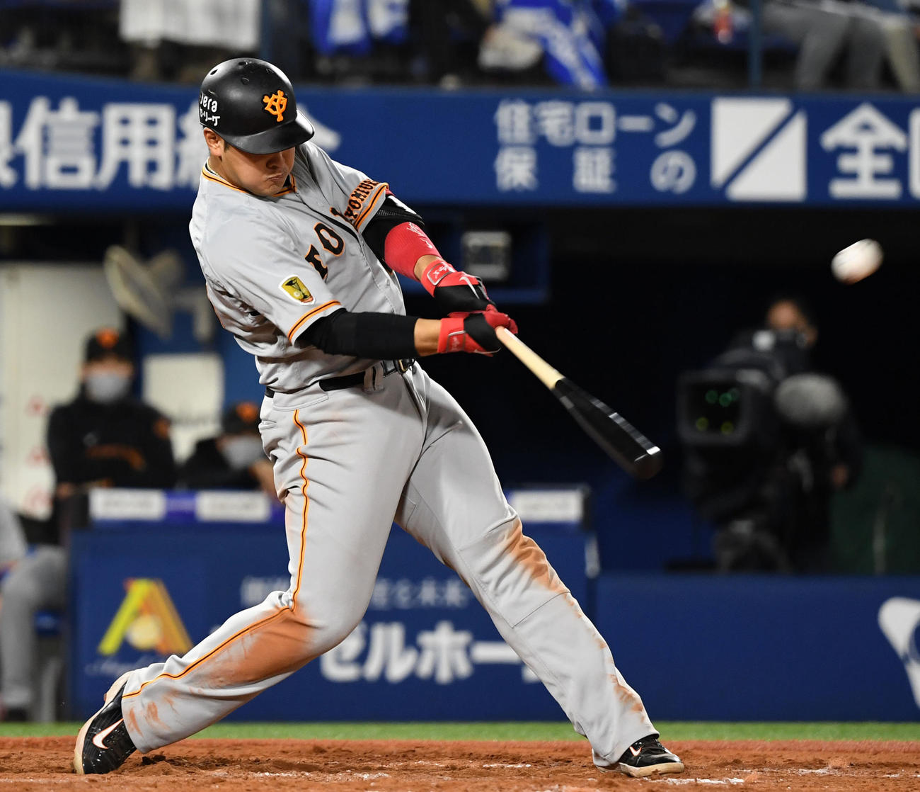 DeNA対巨人　9回表巨人2死一塁、右中間へ2点本塁打を放つ岡本和（撮影・横山健太）