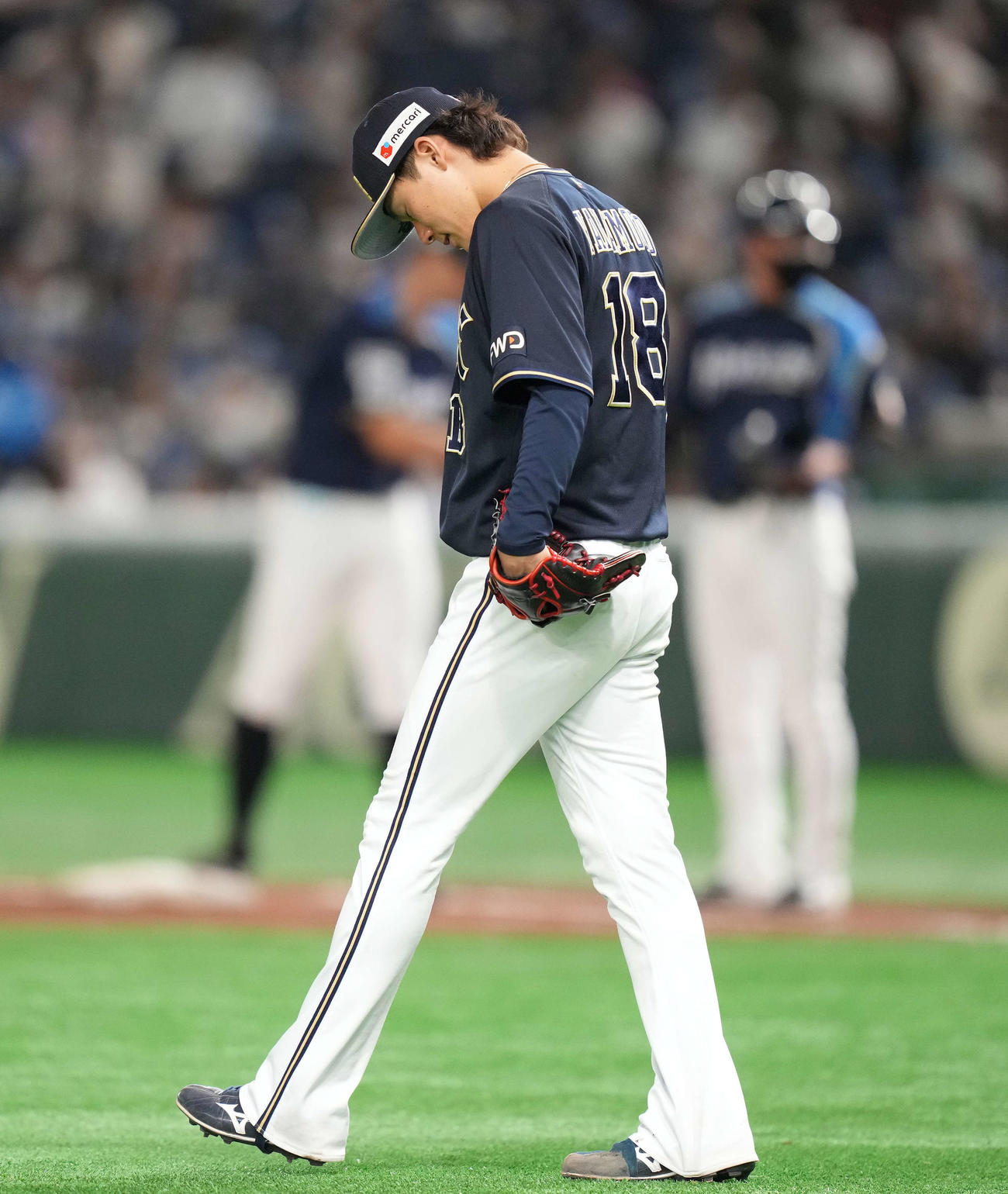 日本ハム対オリックス　7回裏日本ハム2死二塁、大田に左前適時打を浴び、うつむく山本（撮影・鈴木みどり）