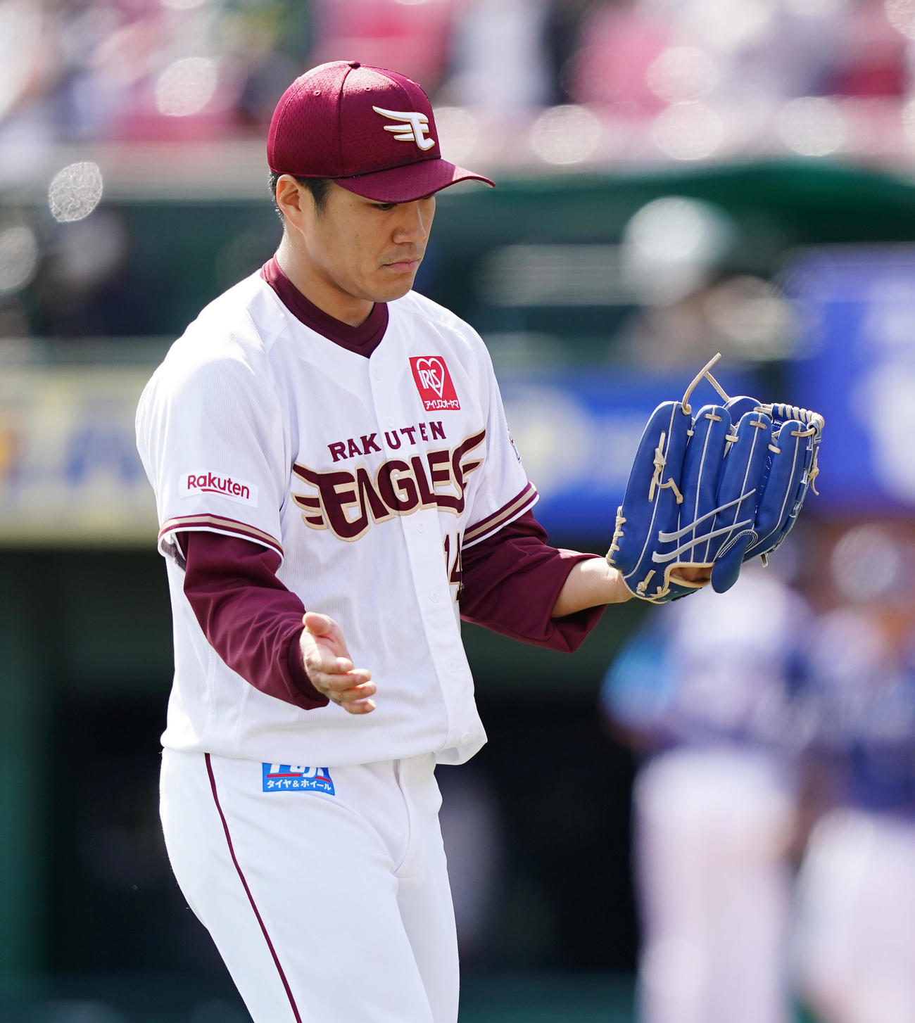楽天対西武　2回表西武2死満塁、若林を三振に仕留め、グラブをたたく則本昂（撮影・菅敏）