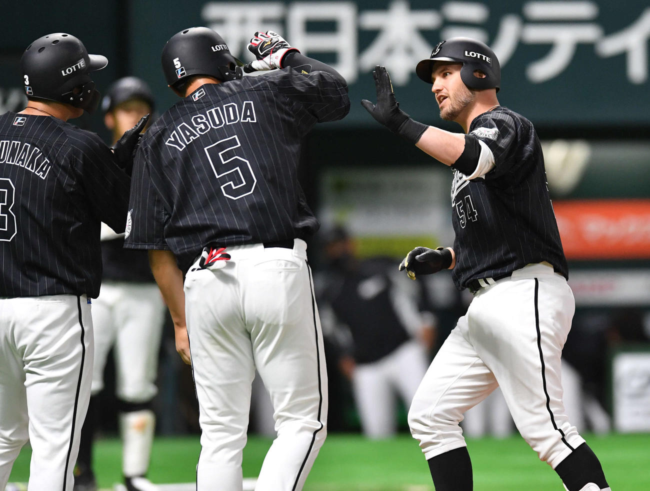 ソフトバンク対ロッテ　5回表ロッテ無死一、二塁、右中間へ同点3点本塁打を放ち、（左から）角中、安田とタッチを交わすレアード（撮影・岩下翔太）