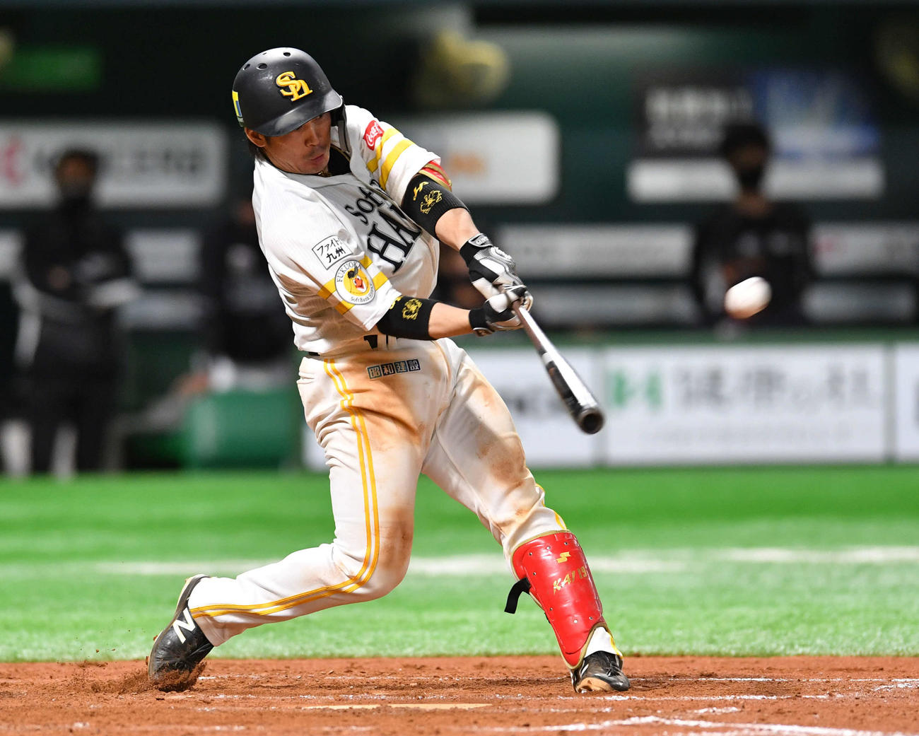 ソフトバンク対ロッテ　7回裏ソフトバンク2死一塁、甲斐は左中間へ勝ち越しの2点本塁打を放つ（撮影・岩下翔太）