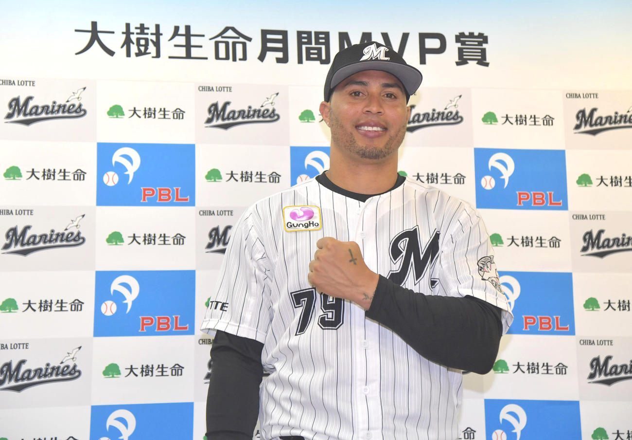 月間MVP賞を受賞したロッテのマーティンは「Yes！マーティン！」（代表撮影）