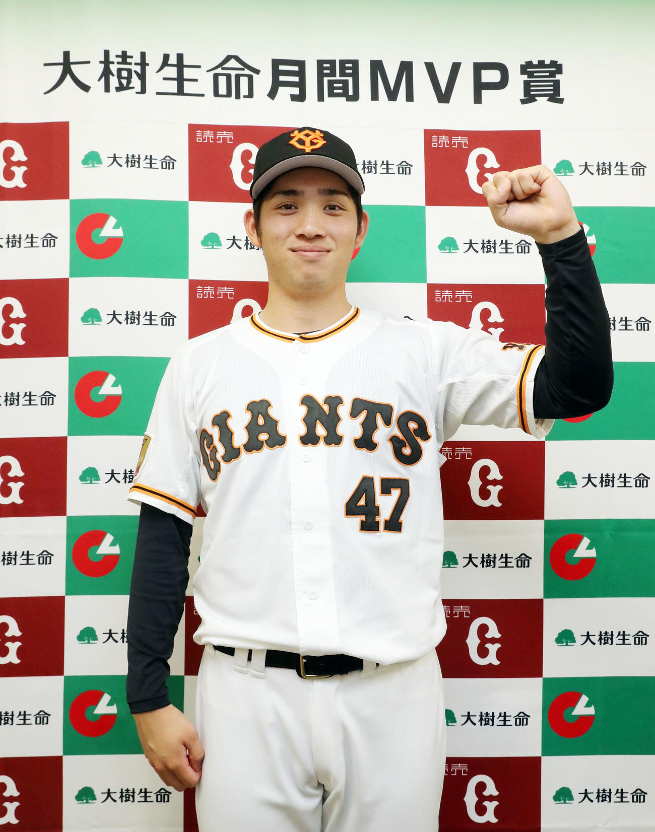 大樹生命月間MVP賞を受賞し、笑顔を見せる巨人高橋（球団提供）