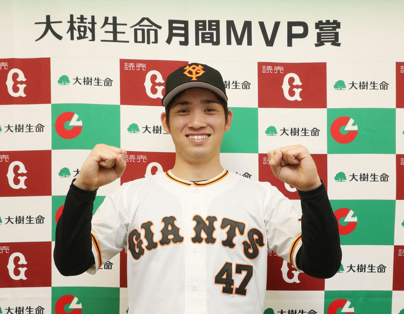 大樹生命月間MVP賞を受賞し、笑顔を見せる巨人高橋（球団提供）