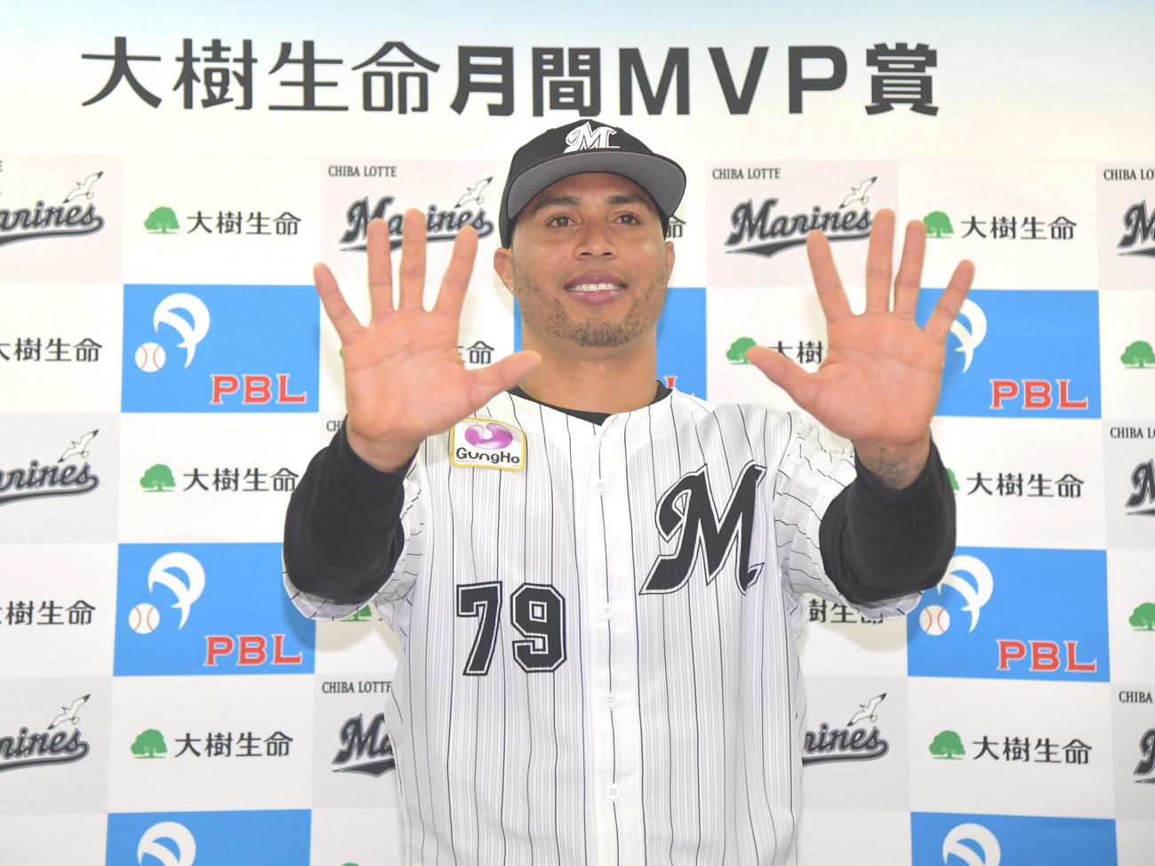 月間MVP賞を受賞しポーズを決めるロッテのマーティン（代表撮影）