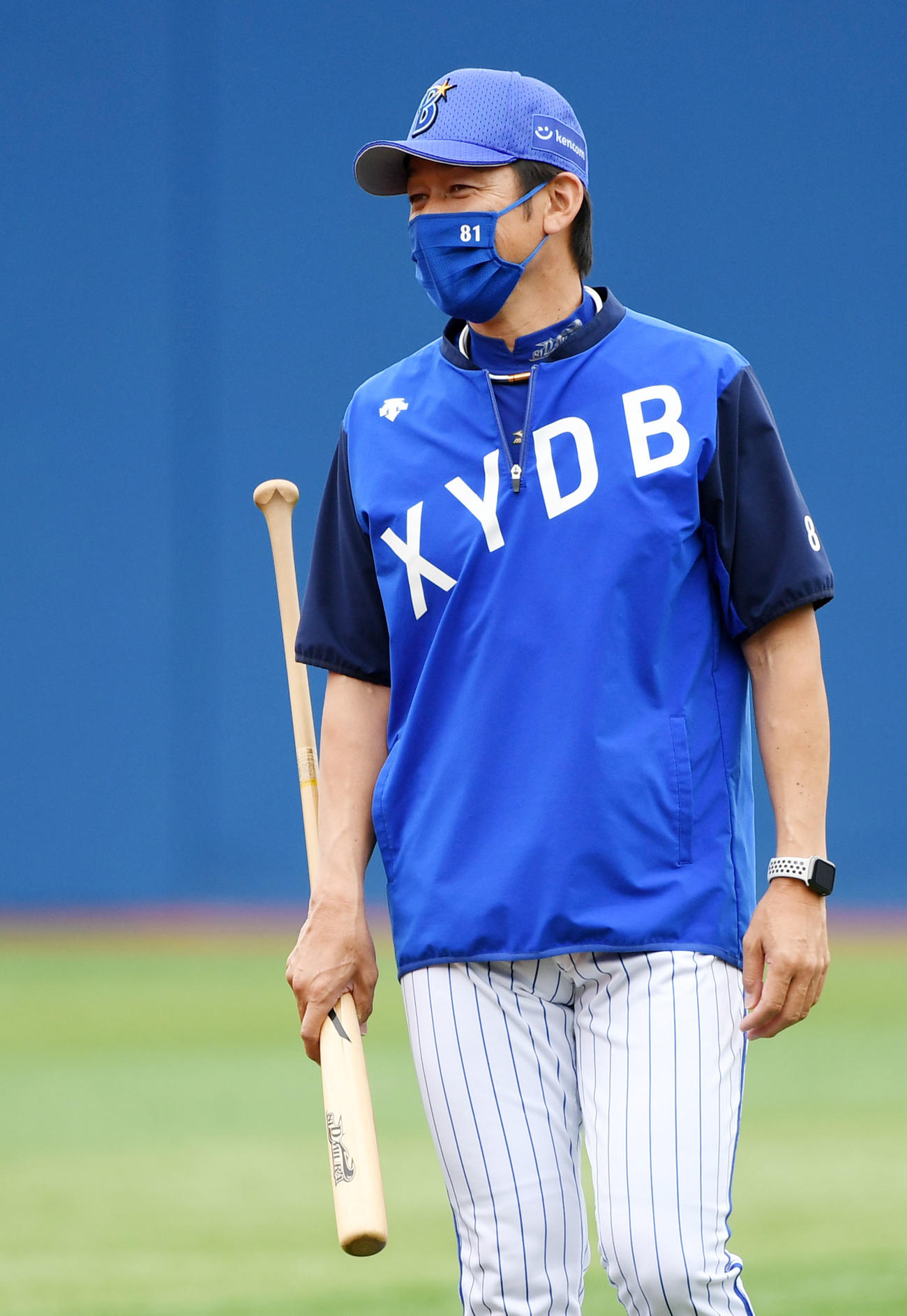 DeNA対巨人　練習を見つめるDeNA三浦監督（撮影・横山健太）