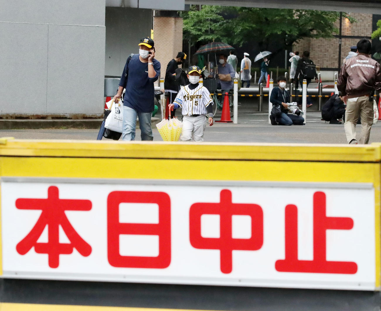 雨のため有観客試合再開も中止となった甲子園球場（撮影・加藤哉）
