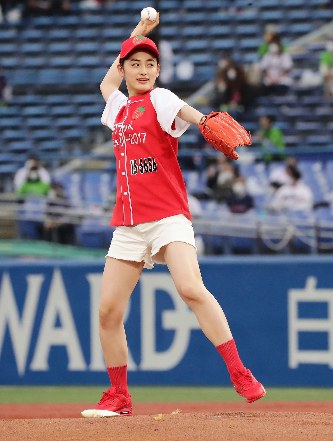 ヤクルト対広島　始球式を務めた八木莉可子（撮影・丹羽敏通）