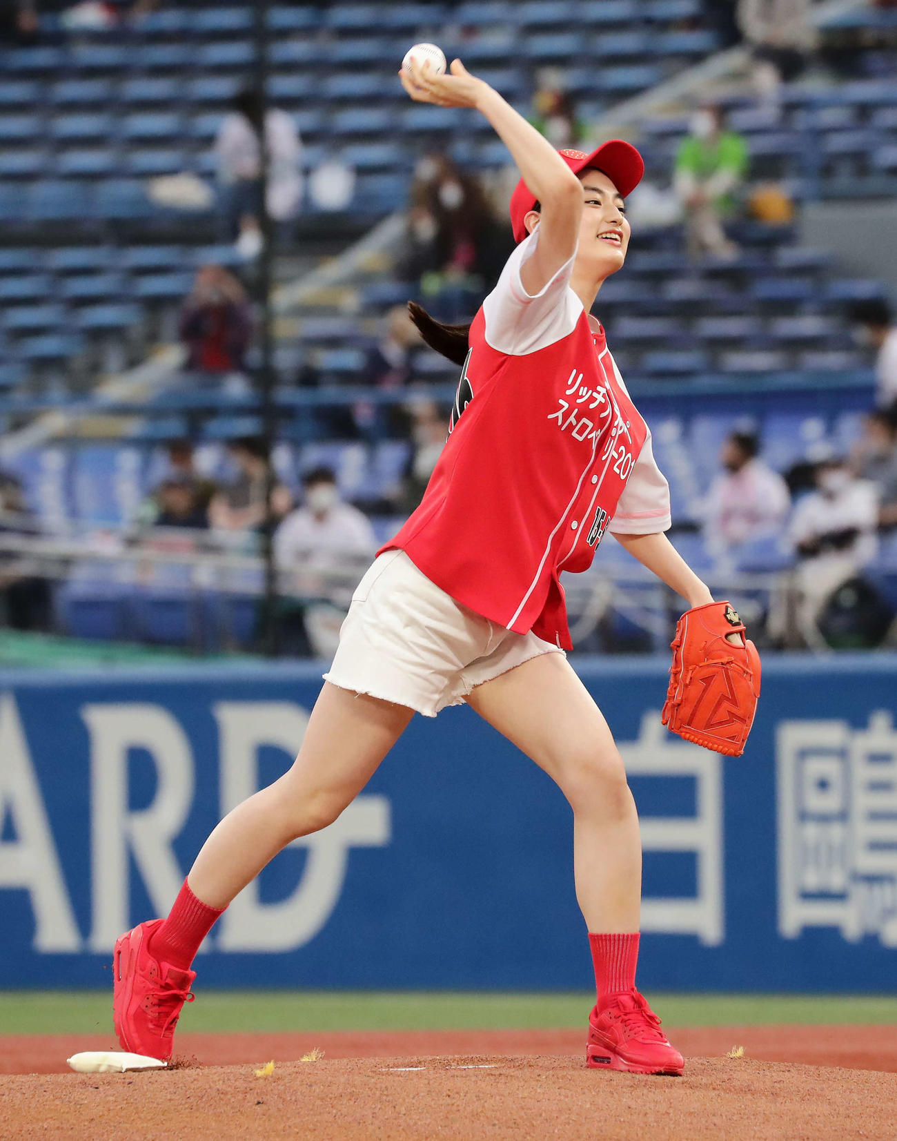 ヤクルト対広島　始球式を務めた八木莉可子（撮影・丹羽敏通）