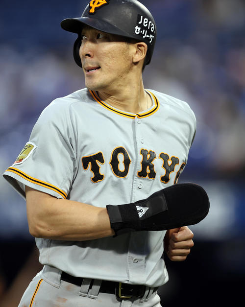 坂本勇人の負傷を繰り返さない！ 巨人出塁時に黒色「走塁ガード手袋