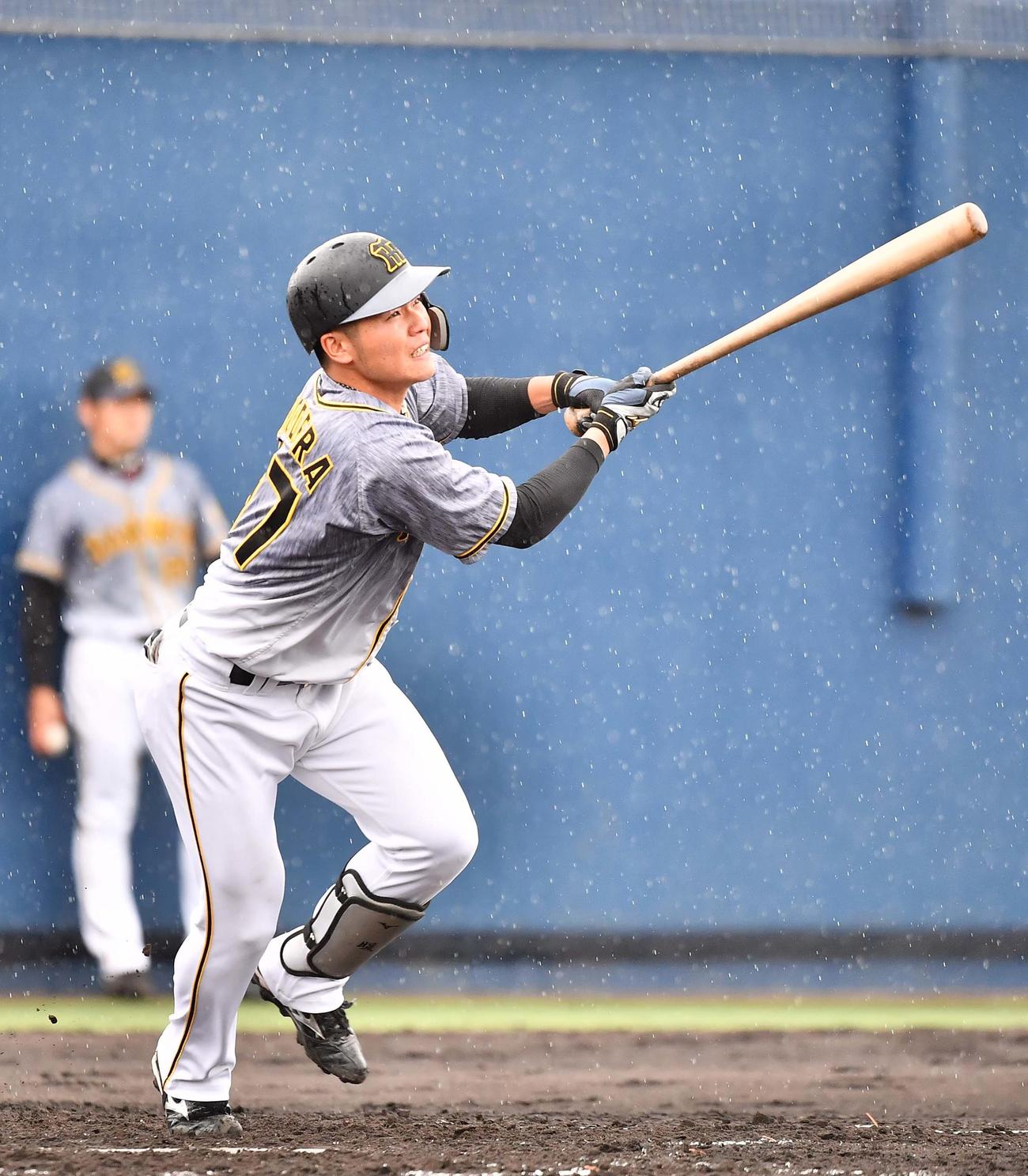 2軍オリックス戦の4回、右越えに逆転3点本塁打を放つ阪神小野寺（撮影・上田博志）