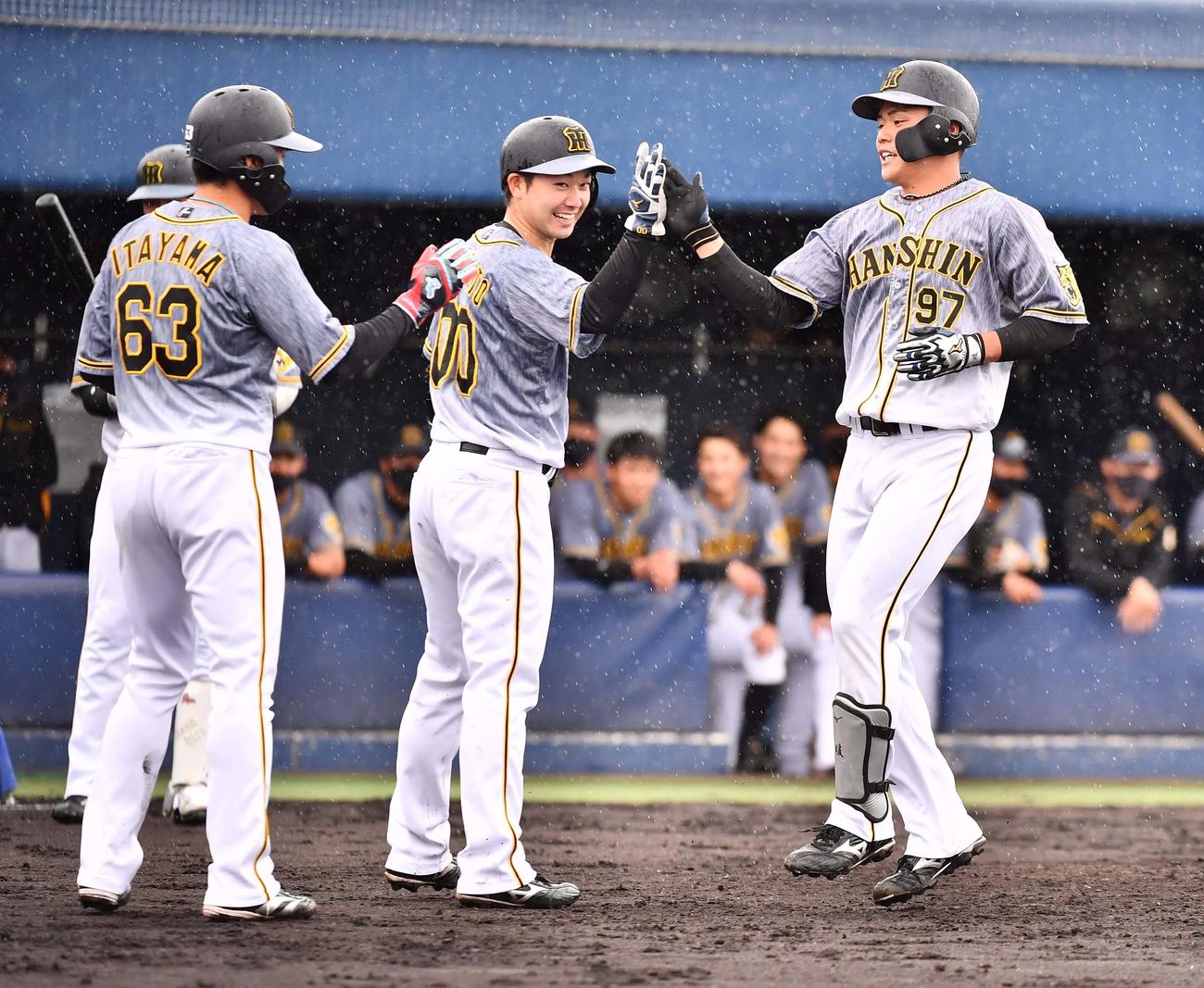 2軍オリックス戦の4回、右越えに逆転3点本塁打を放ち山本（中央）、板山（左）とハイタッチする小野寺（撮影・上田博志）