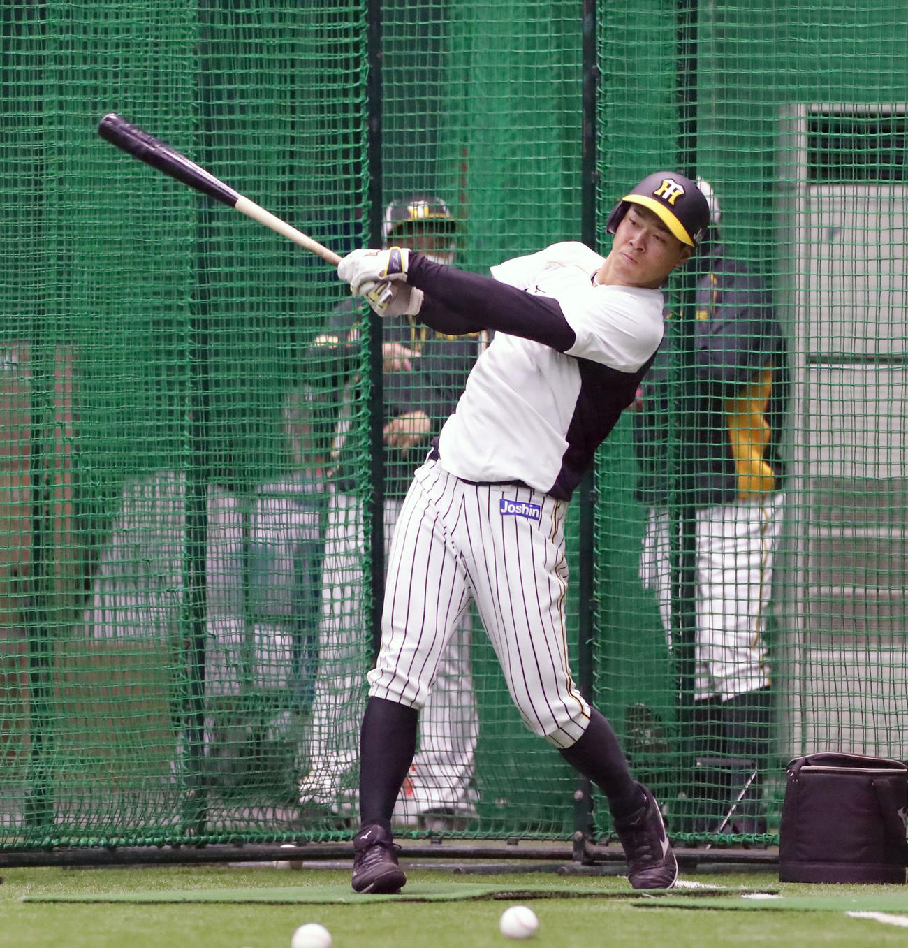 快音を響かせ打撃練習する佐藤輝（撮影・加藤哉）