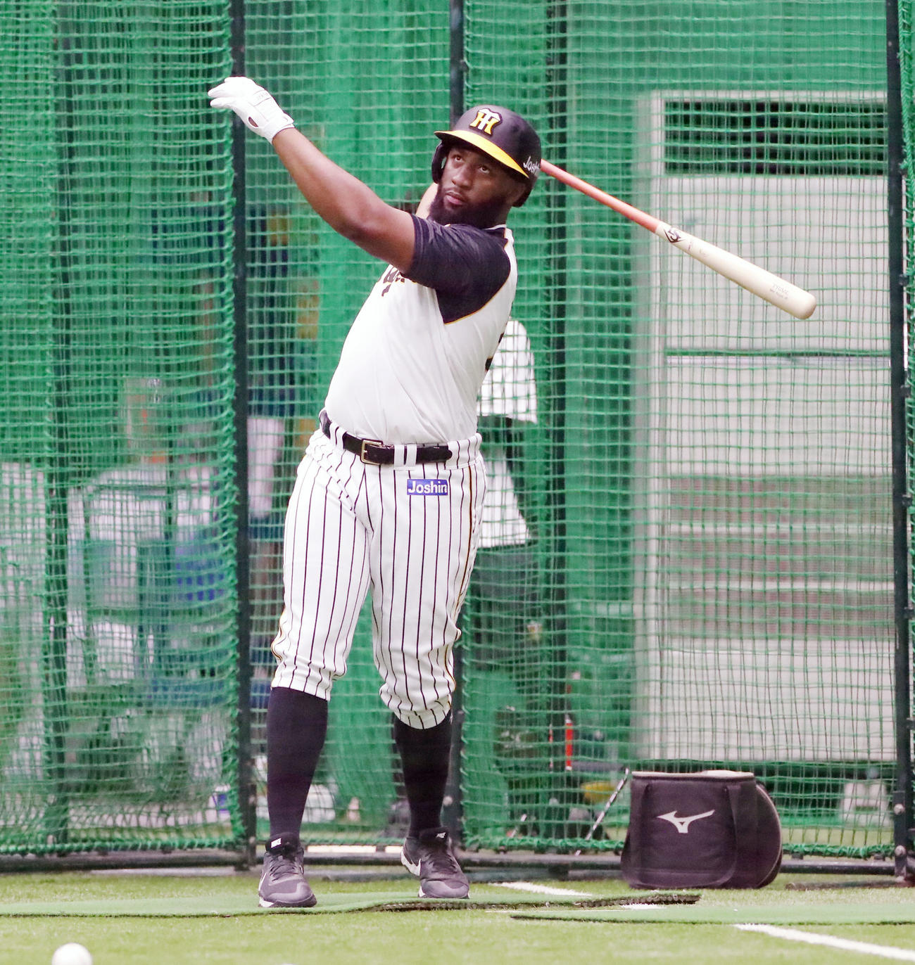 左打席で打撃練習するロハス（撮影・加藤哉）