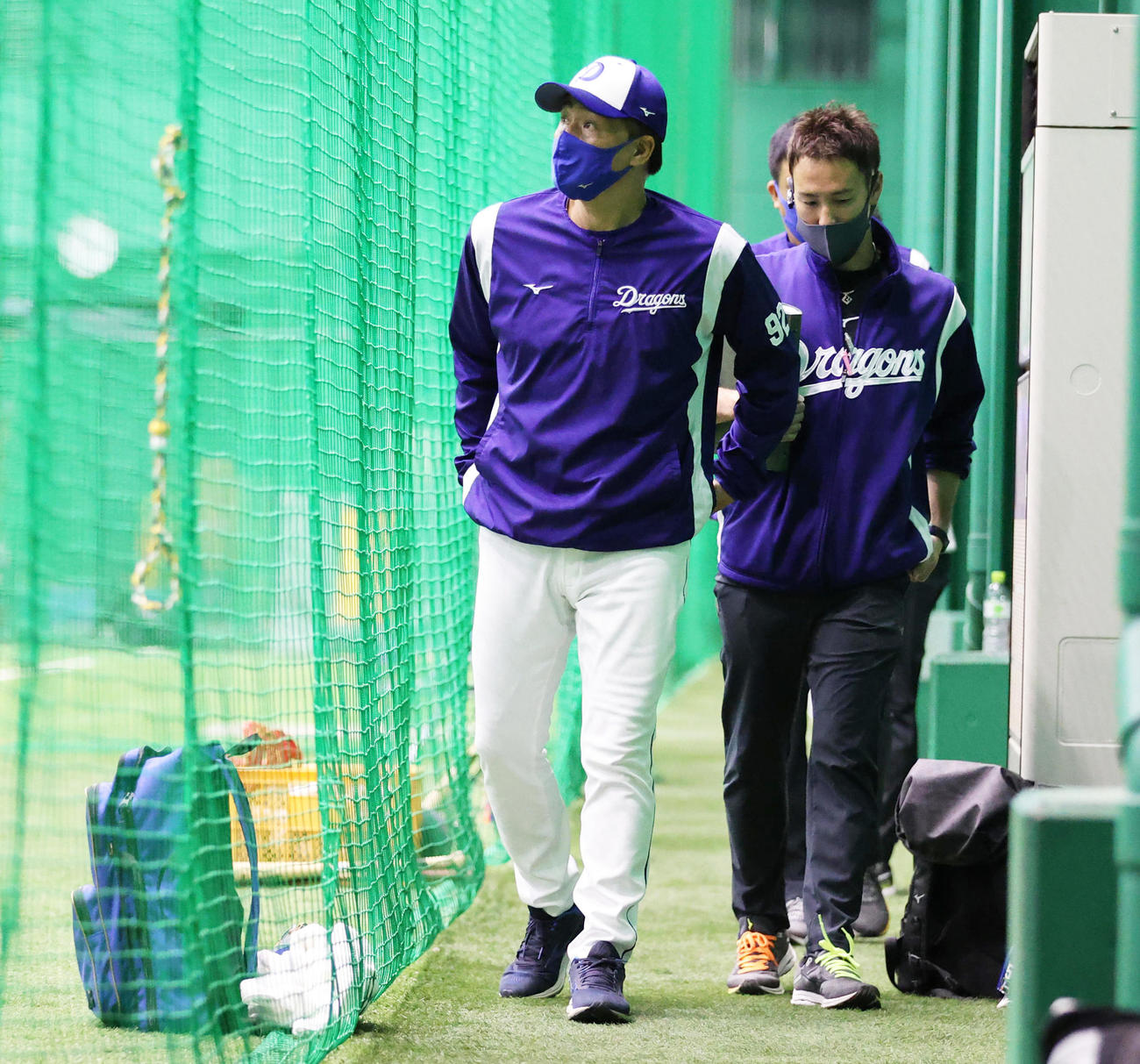 阪神対中日　練習が終わり引き揚げる与田監督（撮影・清水貴仁）
