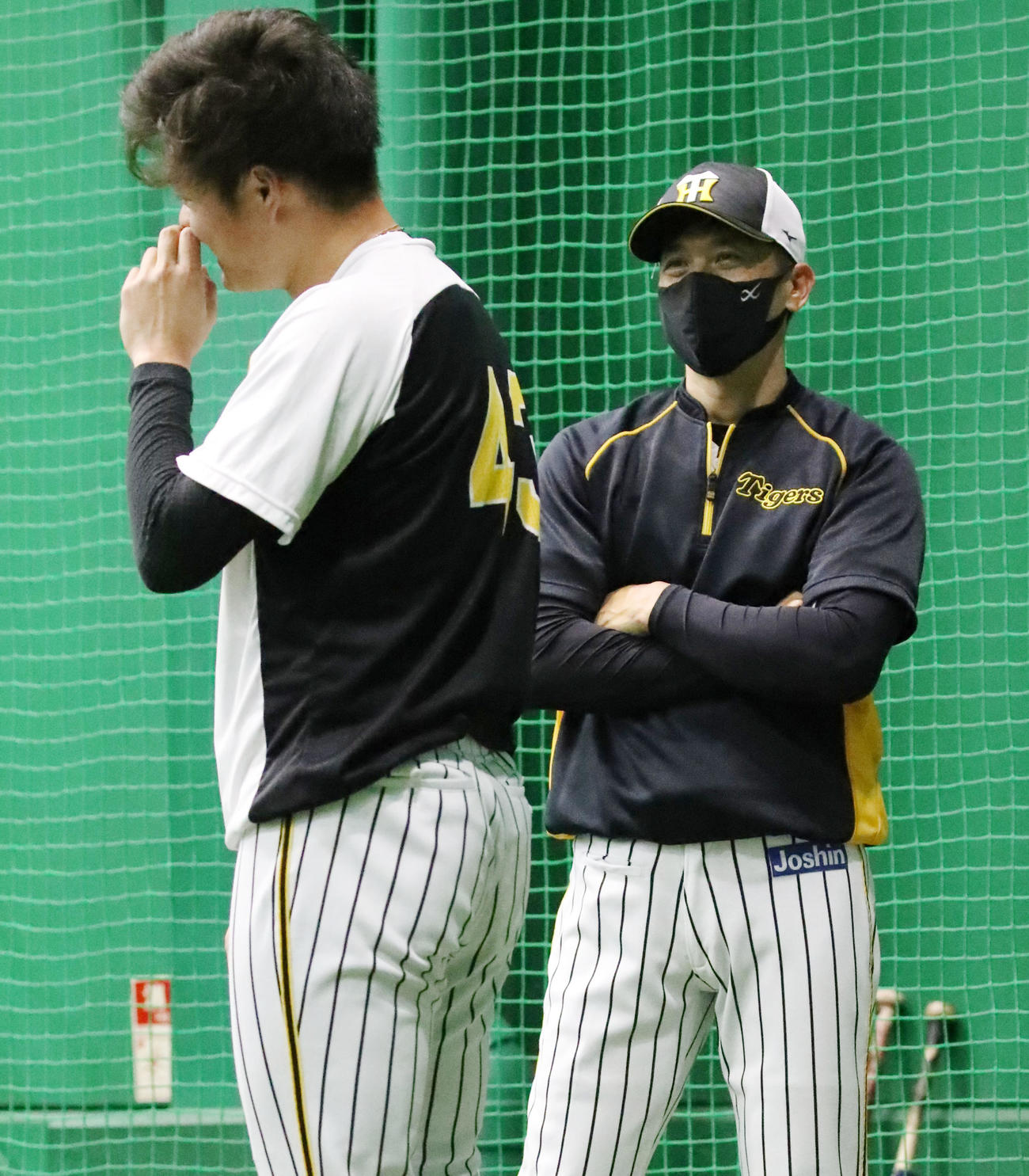 練習する守屋（左）に笑顔で声を掛ける矢野監督（撮影・加藤哉）