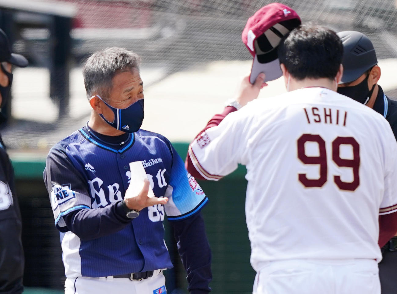 楽天対西武　試合前、石井GM兼監督（右）とメンバー表を交換する辻監督（撮影・菅敏）