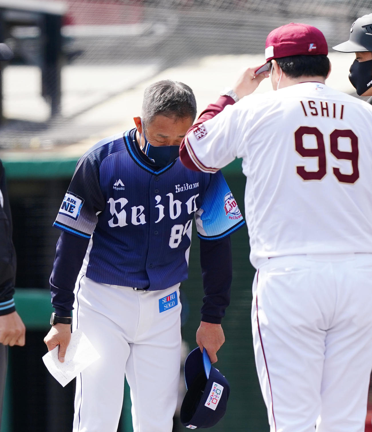 楽天対西武　試合前、石井GM兼監督（右）とメンバー表を交換する辻監督（撮影・菅敏）