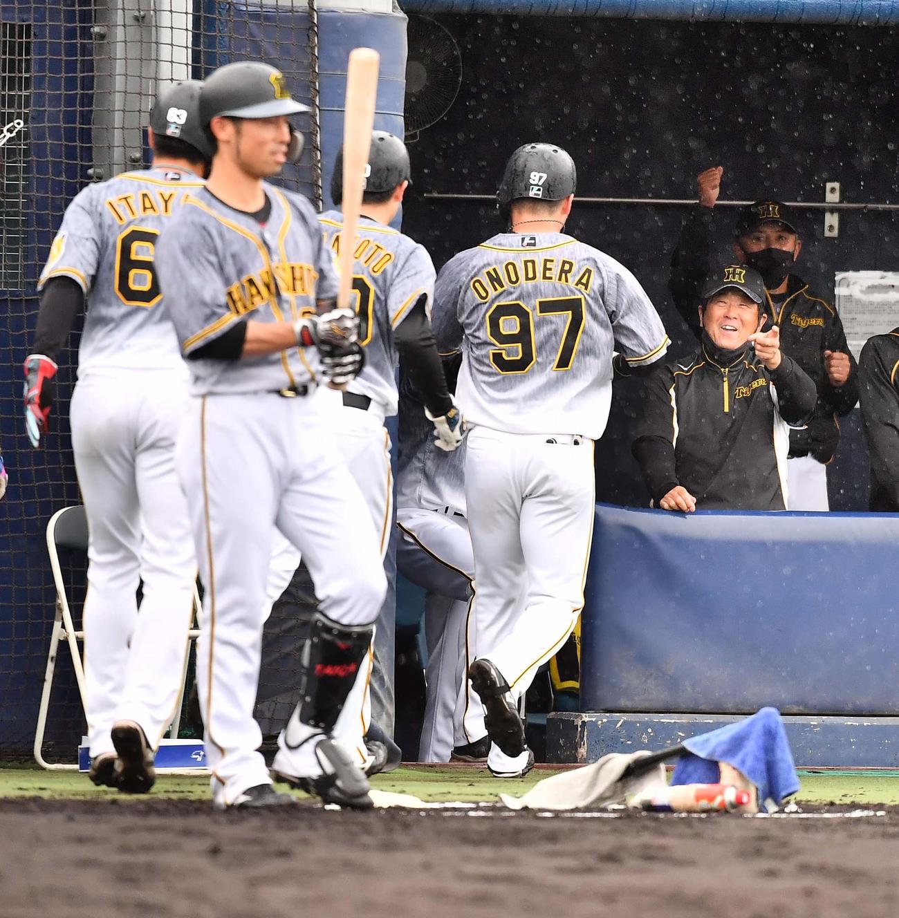 ウエスタンリーグ・オリックス対阪神　4回表阪神2死一、二塁、右越えに逆転3点本塁打を放った小野寺を笑顔で出迎える平田2軍監督（右）（撮影・上田博志）