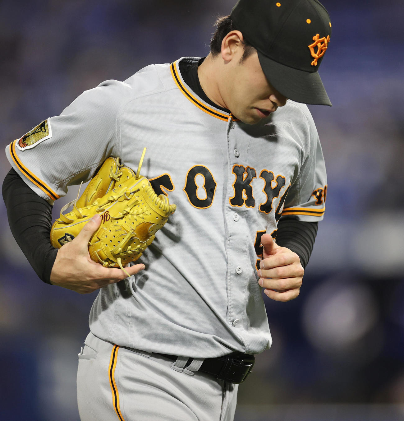 DeNA対巨人　8回裏途中、降板する高梨（撮影・狩俣裕三）