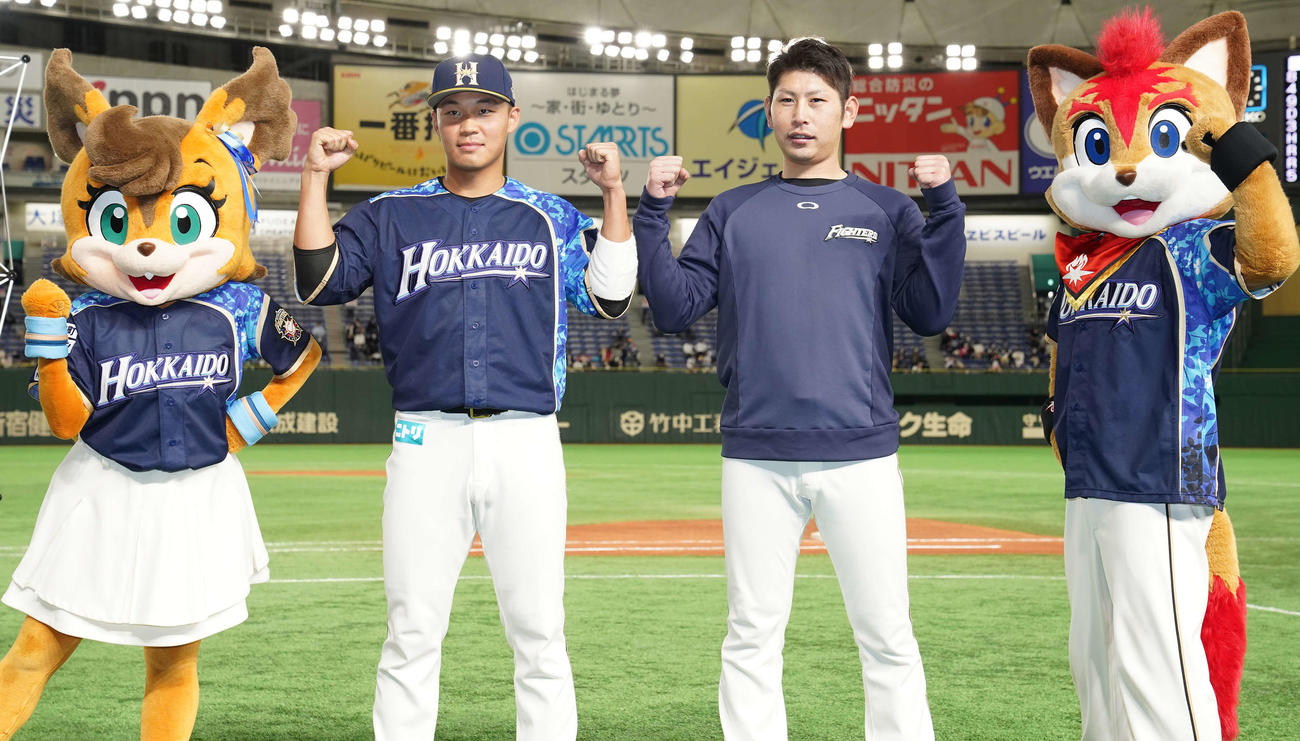 日本ハム対オリックス　ヒーローインタビュー後、ポーズを決める日本ハム加藤（右）と王柏融（撮影・鈴木みどり）
