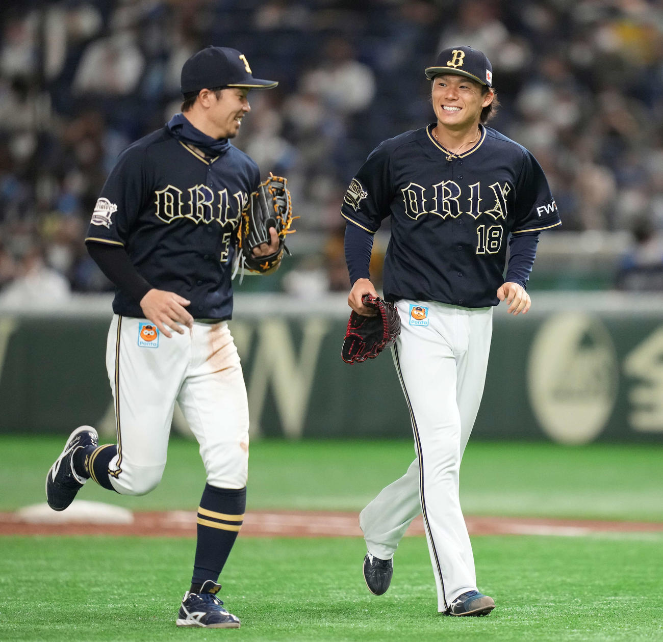 日本ハム対オリックス　3回裏を投げ終え、笑顔でベンチへ戻るオリックス先発の山本（右）。左は安達（撮影・鈴木みどり）