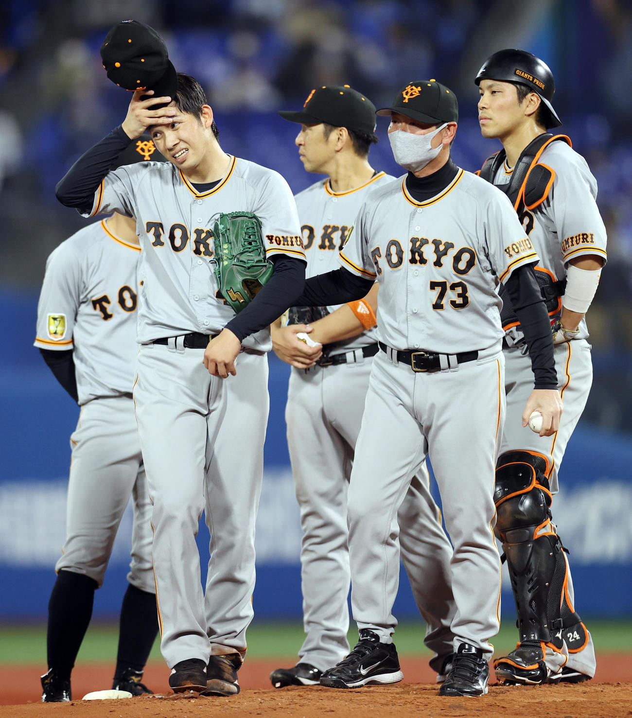 DeNA対巨人　6回裏DeNA2死満塁、すまなそうな表情で降板する高橋（左）。右は桑田投手チーフコーチ補佐（撮影・狩俣裕三）