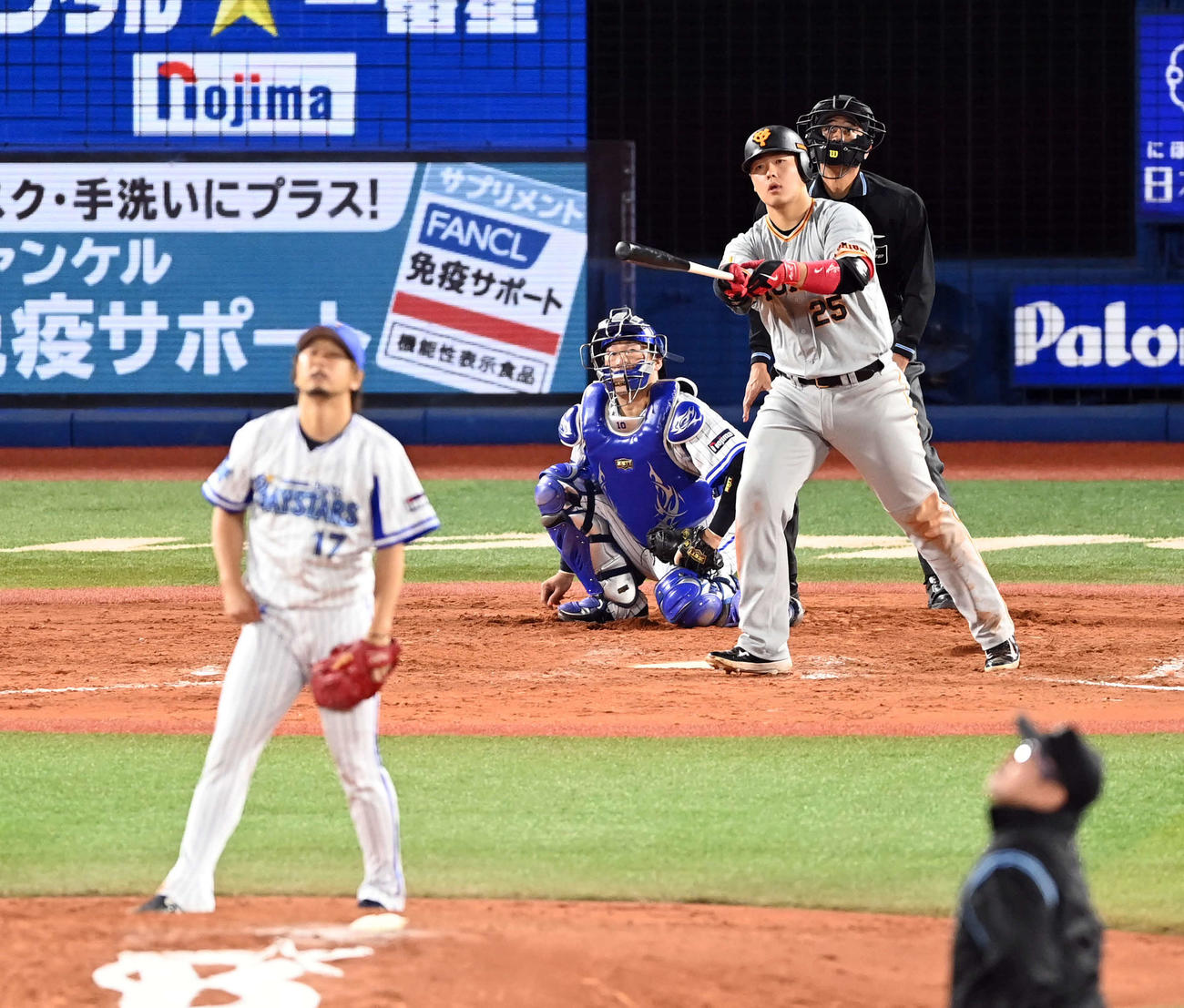 DeNA対巨人　9回表巨人2死一塁、右越えに同点の2点本塁打を放ち打球の行方を見る岡本和。投手三嶋（撮影・たえ見朱実）