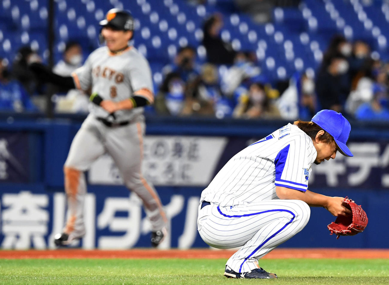 DeNA対巨人　9回表巨人2死一塁、岡本和に右中間への2点本塁打を浴び座り込む三嶋（撮影・横山健太）