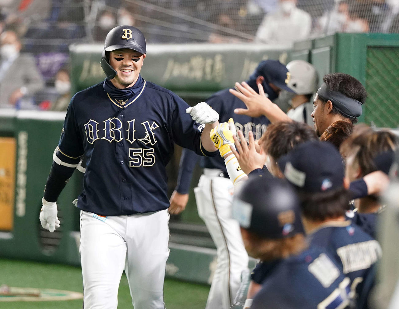 日本ハム対オリックス　8回表オリックス無死、左越えソロ本塁打を放ったT－岡田はナインと笑顔でハイタッチ（撮影・鈴木みどり）