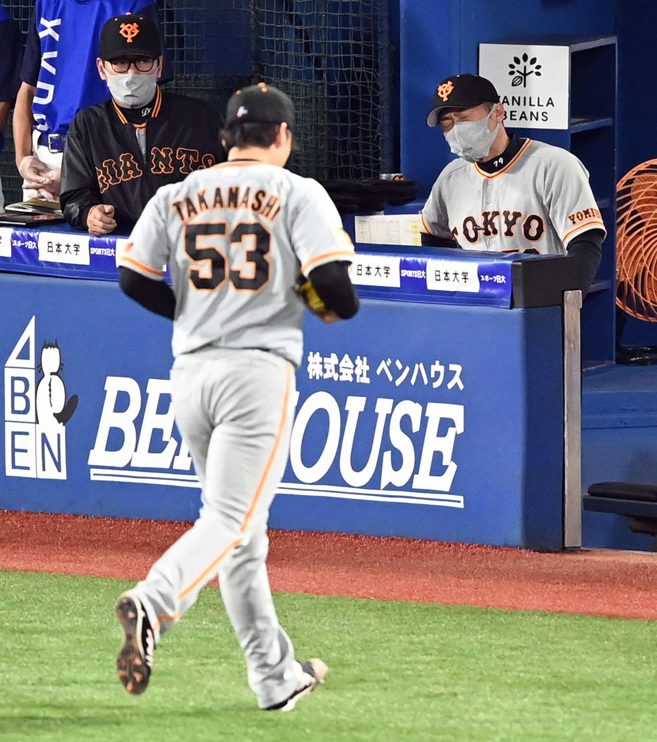 DeNA対巨人　8回裏、DeNAネフタリ・ソトに2点本塁打を打たれ、マウンドを降りた高梨を横目にやるせない表情を見せる巨人原監督（撮影・たえ見朱実）
