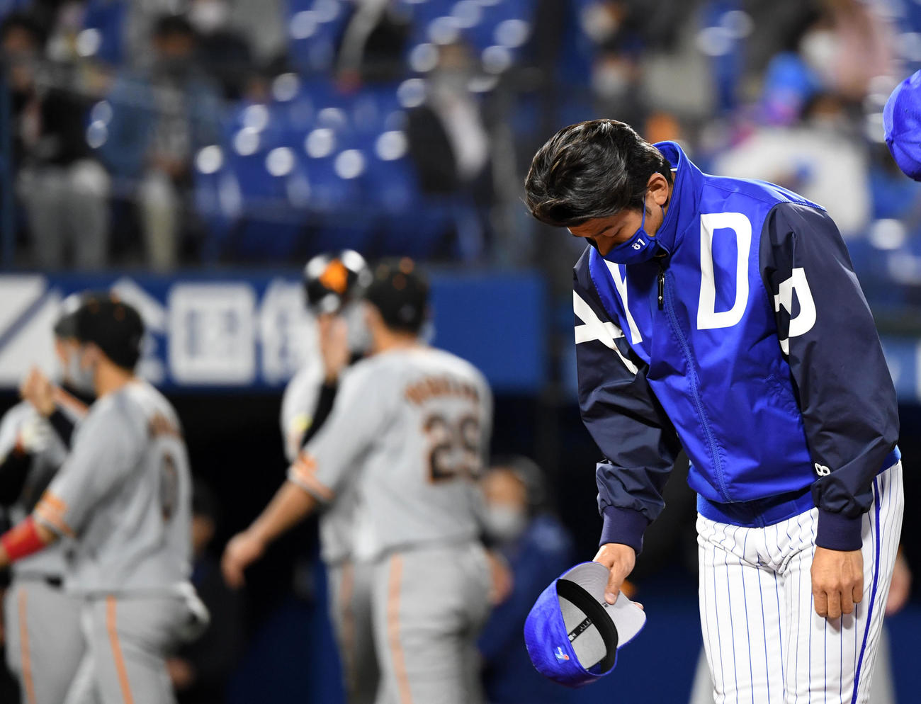 DeNA対巨人　引き分けに終わりファンにあいさつをするDeNA三浦監督（撮影・横山健太）