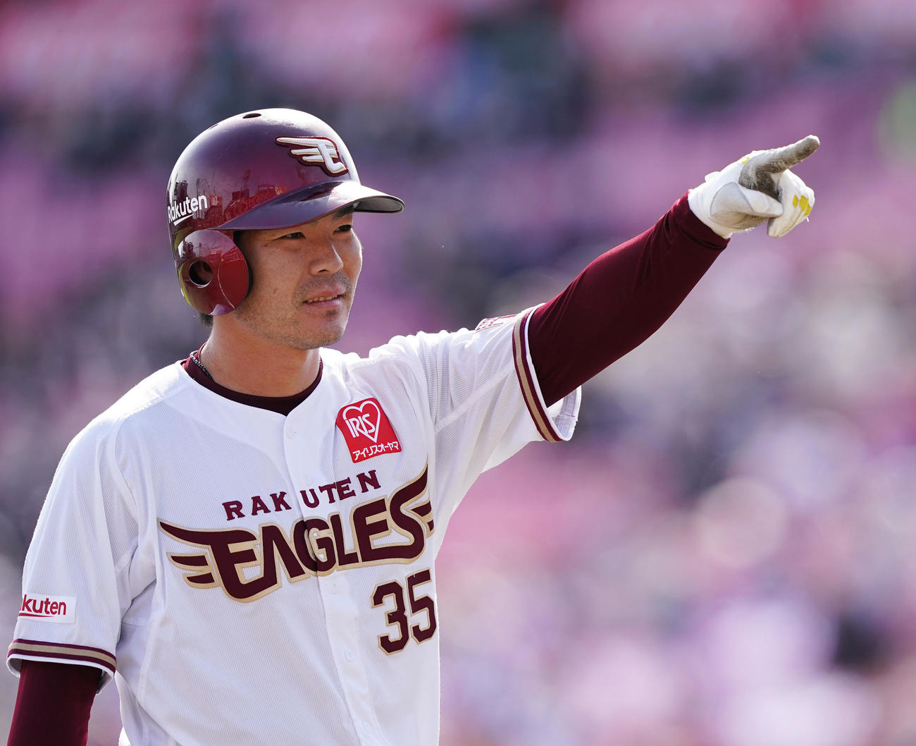 楽天対西武　4回裏楽天無死一、二塁、右へ2点適時三塁打を放ち、塁上でベンチに指さす島内（撮影・菅敏）