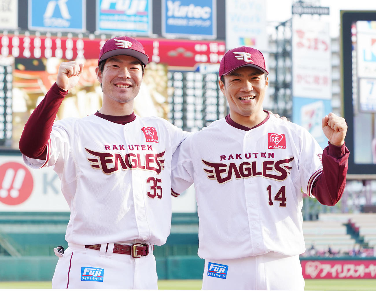 西武に勝利し、お立ち台で笑顔を見せる島内（左）と3勝目を挙げた則本昂（撮影・菅敏）