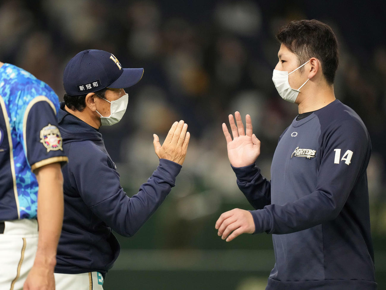 日本ハム対オリックス　勝利投手の加藤（右）を迎える日本ハム栗山監督（撮影・鈴木みどり）