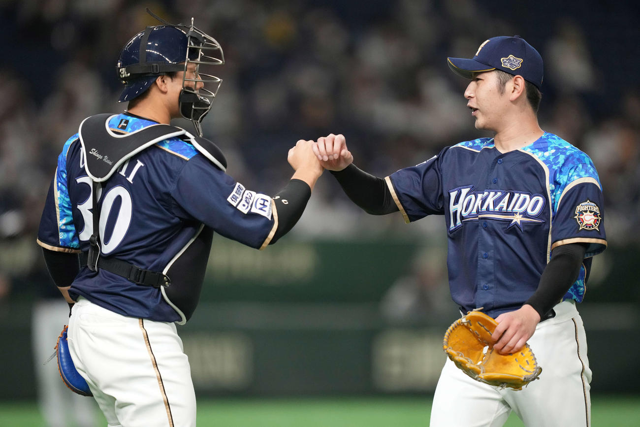 日本ハム対オリックス　1回表を無失点に抑え、宇佐見（左）とタッチを交わす日本ハム加藤（撮影・鈴木みどり）