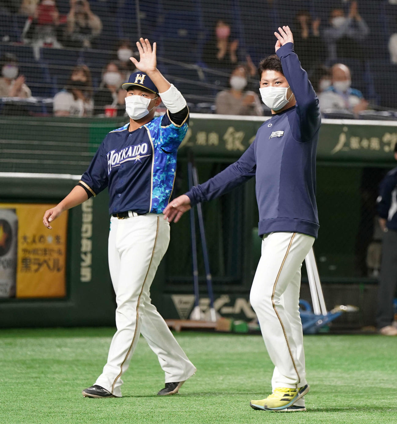 日本ハム対オリックス　ファンの声援に応える日本ハム加藤（右）と王柏融（撮影・鈴木みどり）