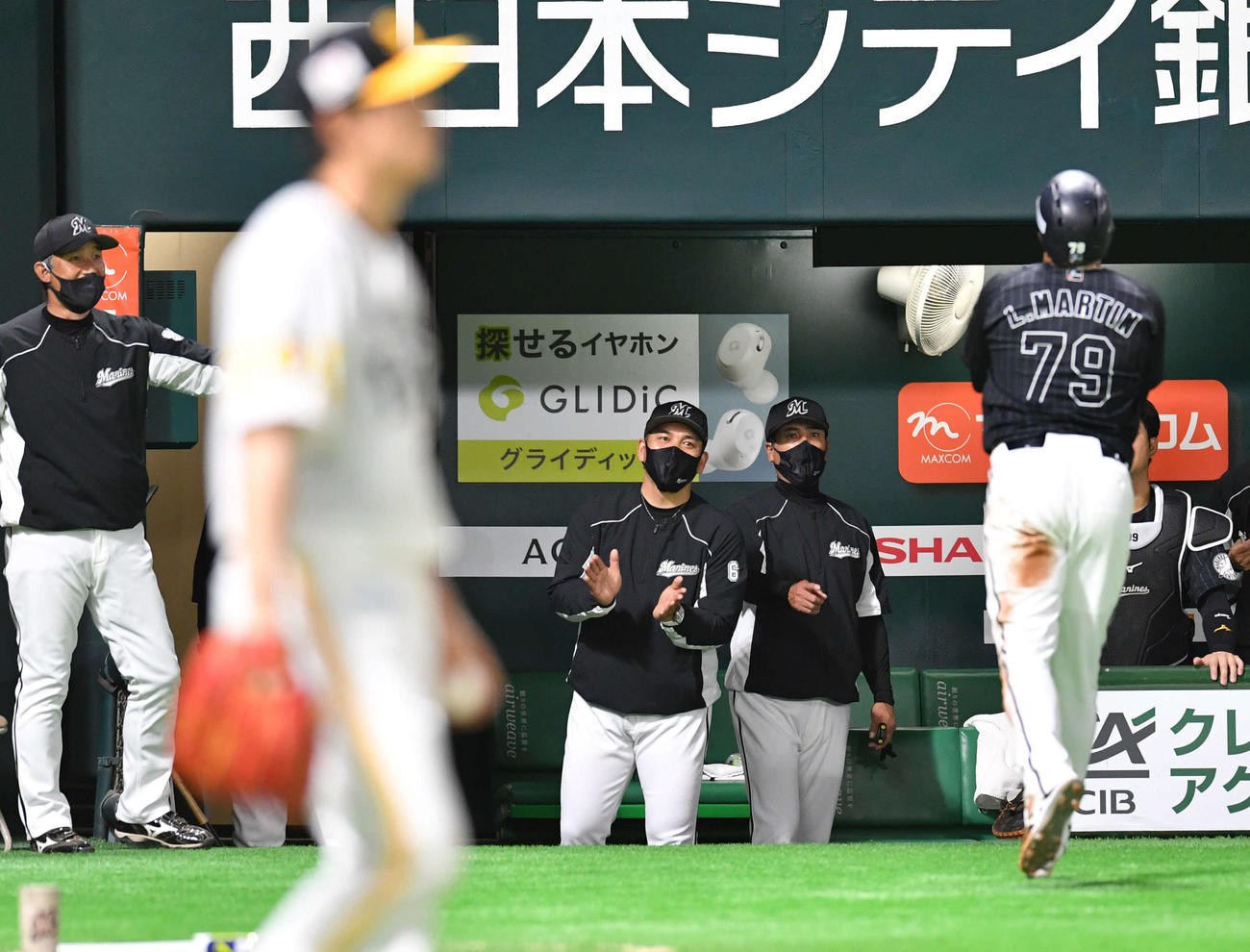 ソフトバンク対ロッテ　5回表ロッテ2死二塁、中村の左前適時打で6点目を奪い、生還したマーティン（右）を拍手で迎える井口監督（中央）、手前は和田（撮影・岩下翔太）