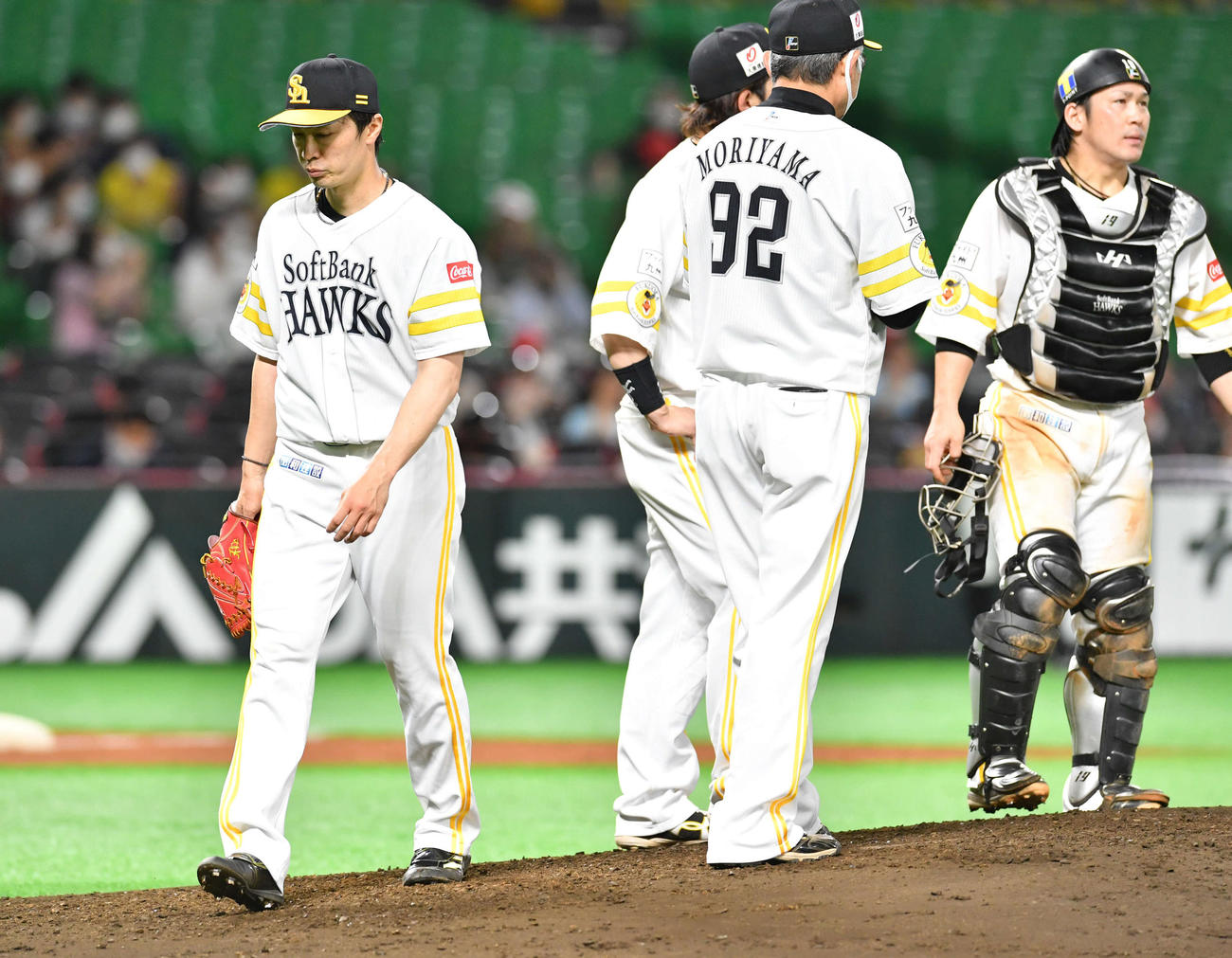 ソフトバンク対ロッテ　5回表ロッテ2死二塁、中村奨に左前適時打を打たれ、6失点で降板となった和田（撮影・岩下翔太）