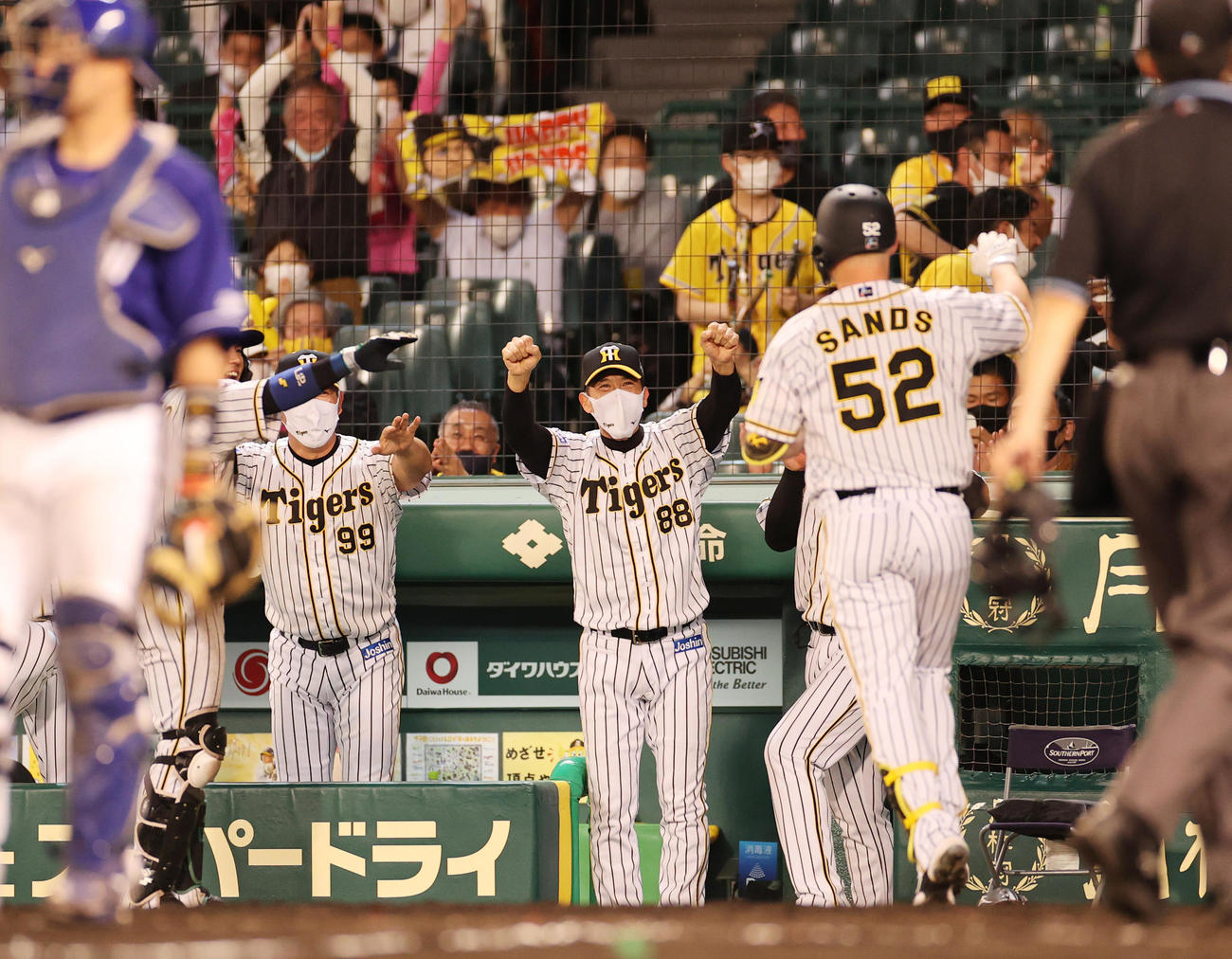 阪神対中日　8回裏阪神2死、左越え決勝本塁打のサンズを出迎える矢野監督（撮影・清水貴仁）